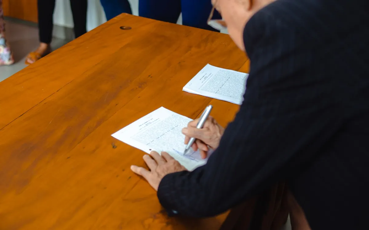 Empresário assinando documentos