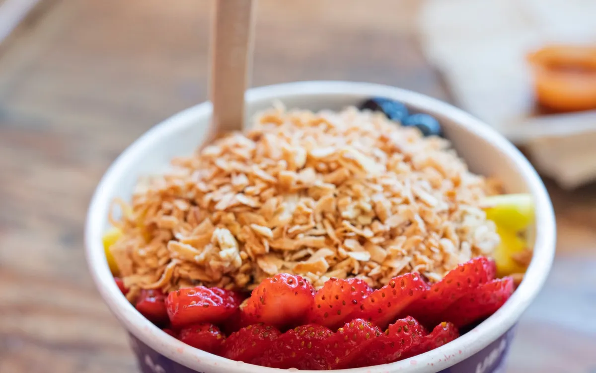 Tigela de açaí com frutas e granola