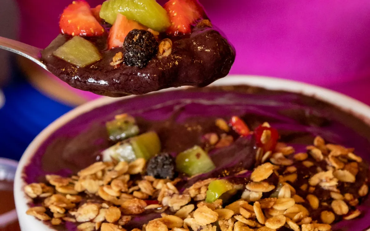 Cliente servindo açaí com frutas