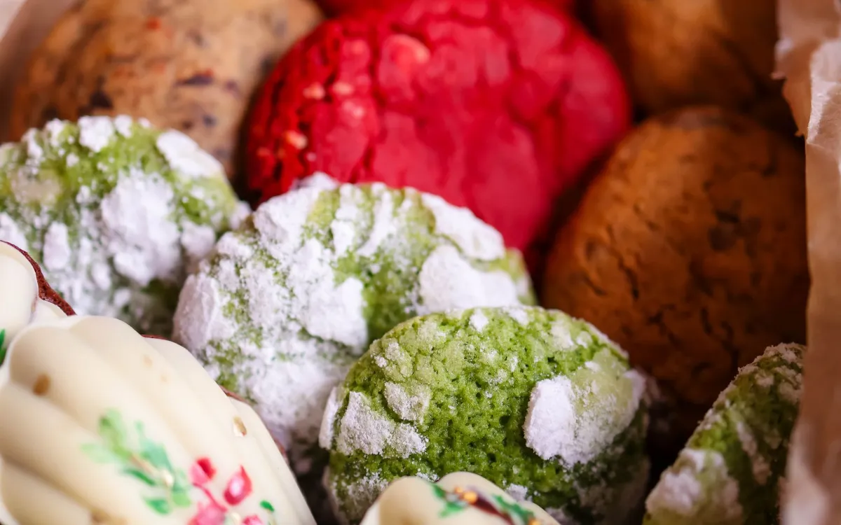 Biscoitos festivos em caixa de presente