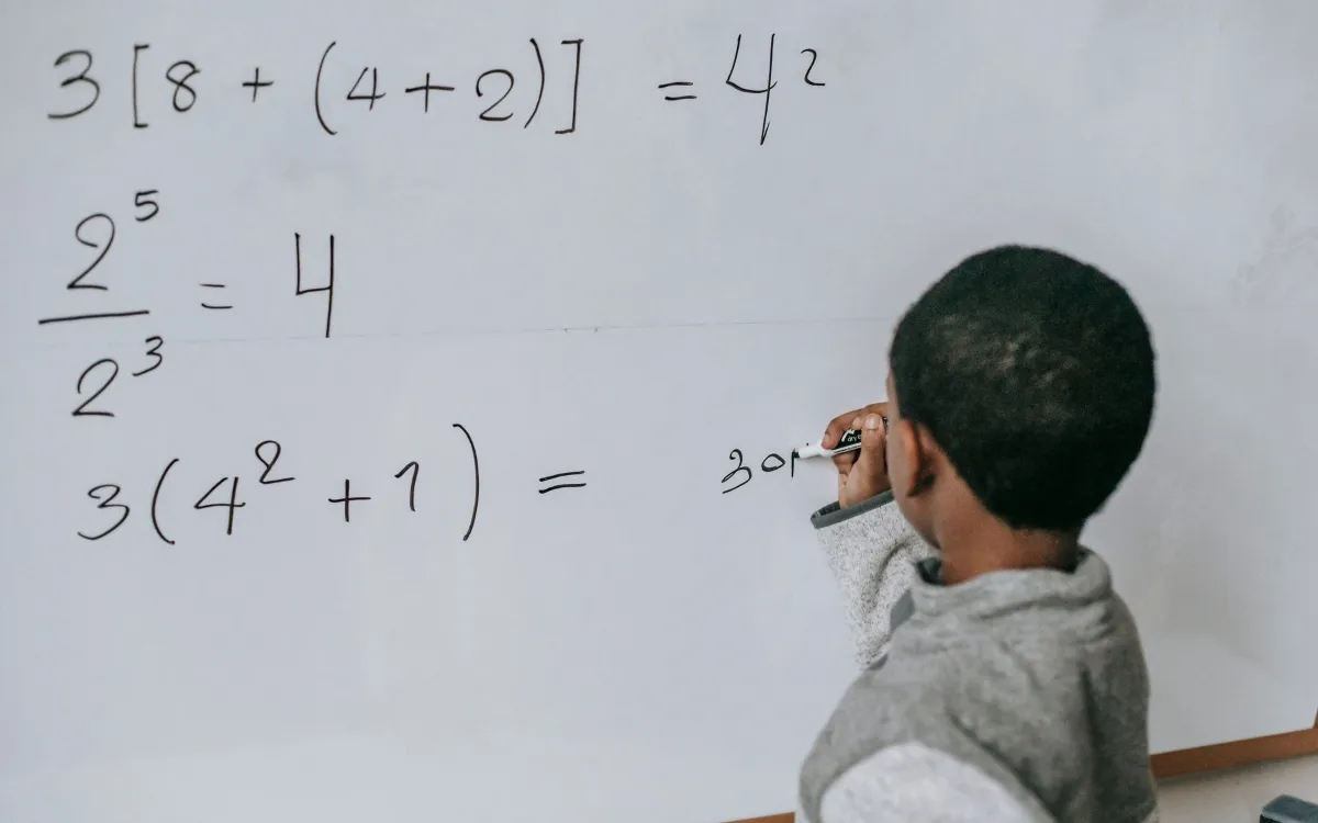 Criança fazendo contas de matemática