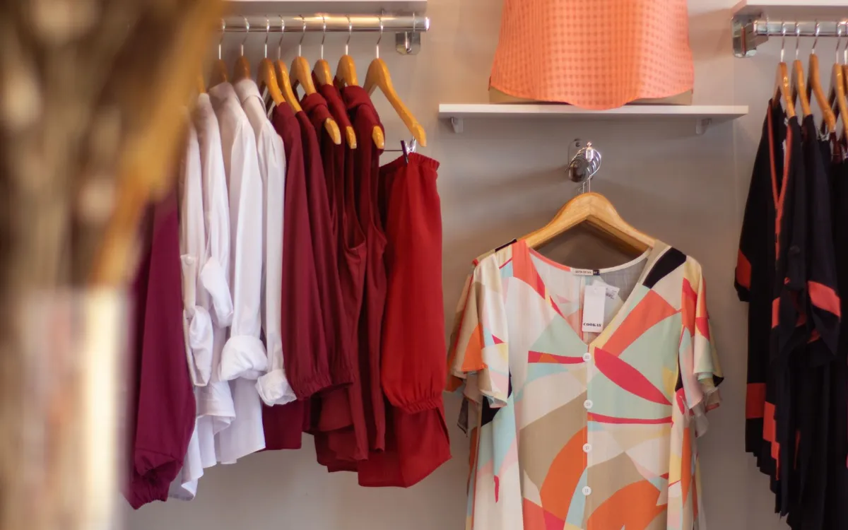 Roupas expostas em loja