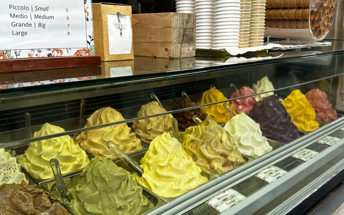 Vitrine de gelatos italianos coloridos