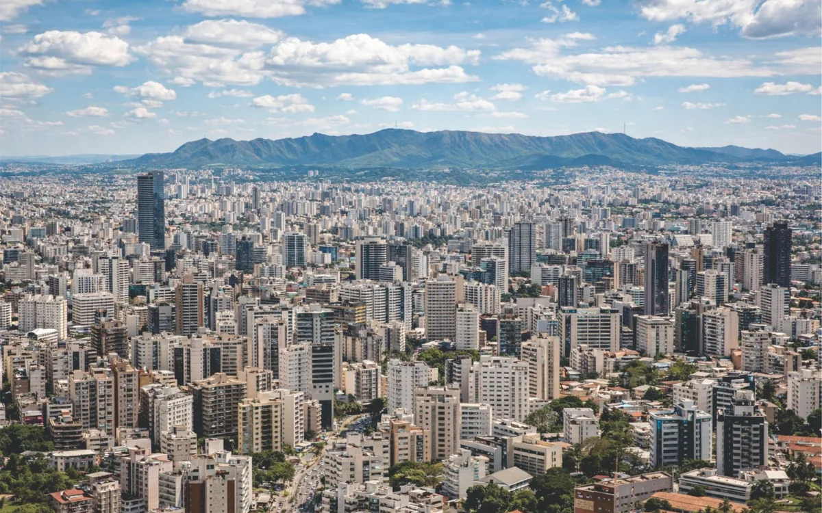 Vista de Belo Horizonte com a serra ao fundo