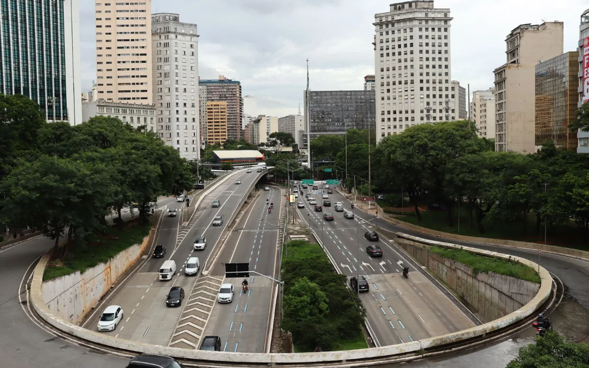 Avenida comercial em São Paulo