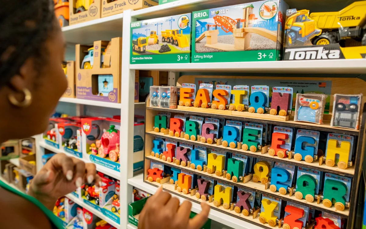 Prateleiras de loja de brinquedos