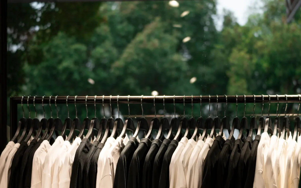 Araras de loja de roupas