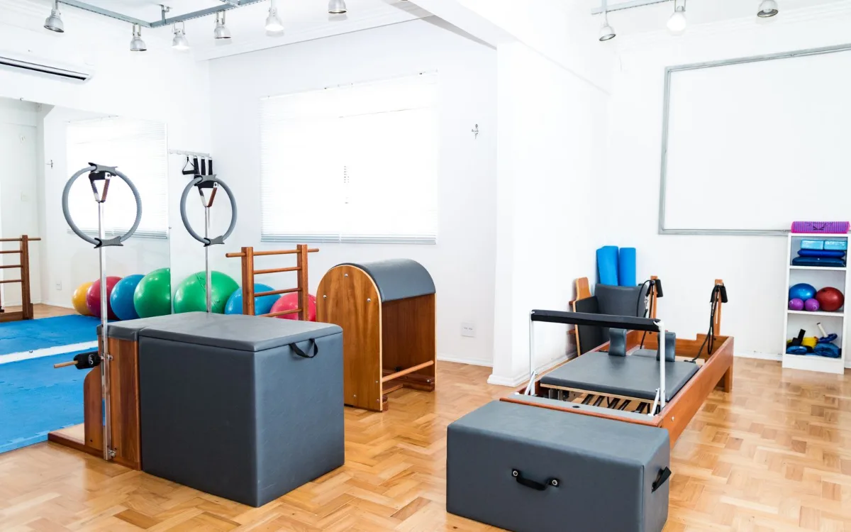 Aparelhos em estúdio de pilates