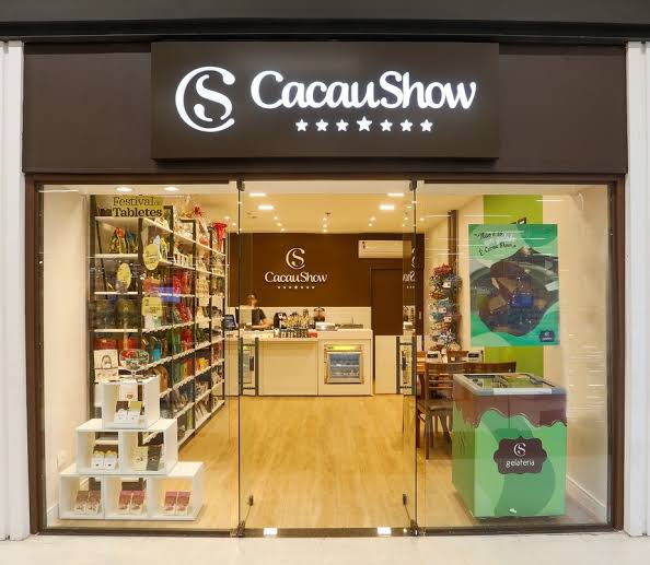 Vitrine de uma loja Cacau Show com produtos de chocolate expostos