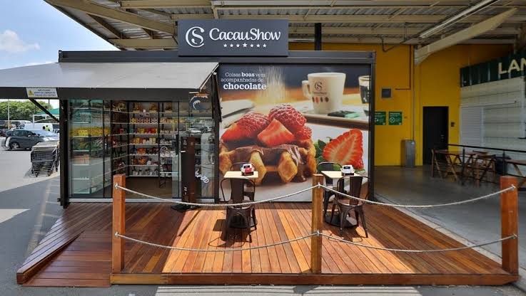 Quiosque compacto de chocolates em corredor de shopping