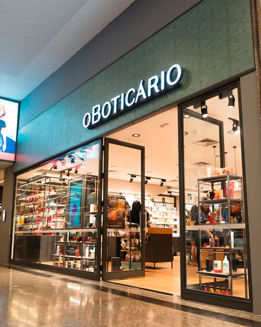 Vitrine de uma loja O Boticário com produtos de perfumaria expostos