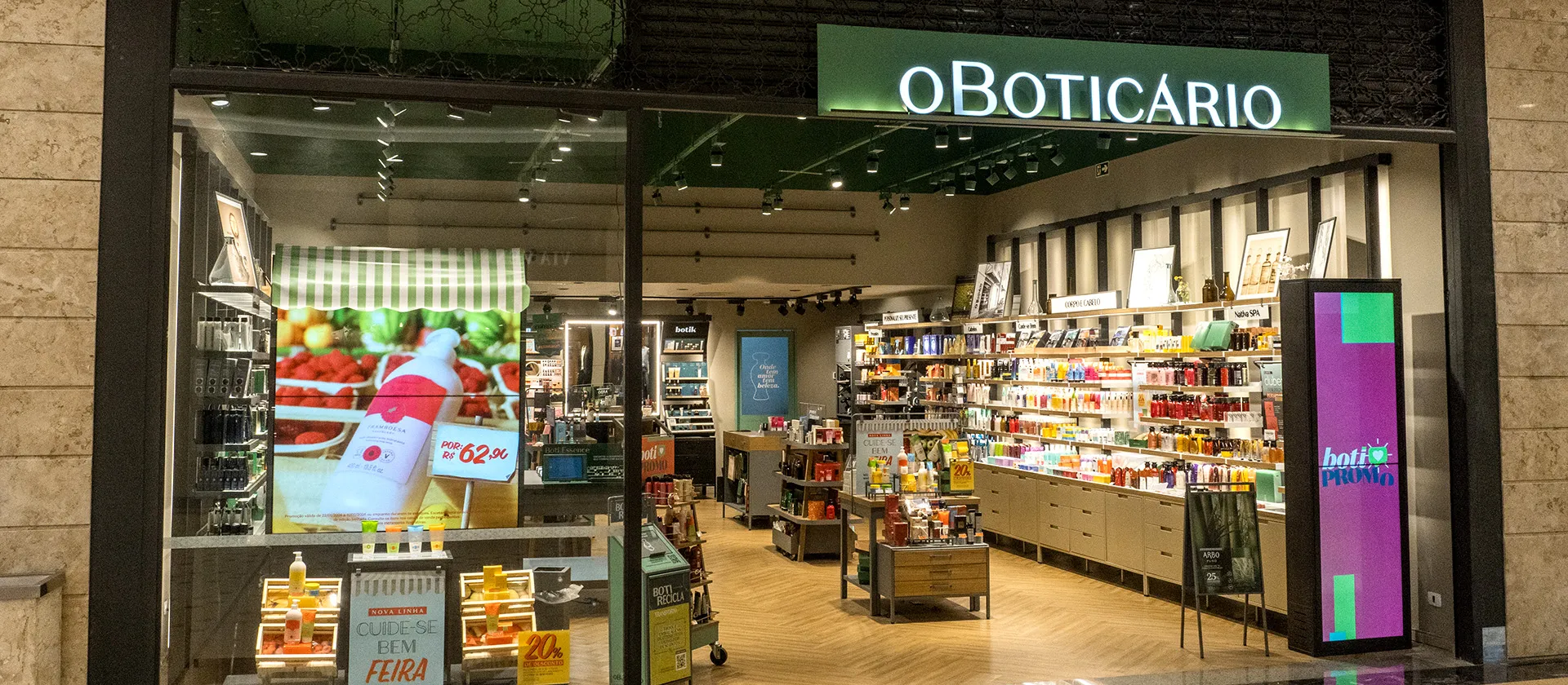 Fachada de uma loja O Boticário em corredor de shopping