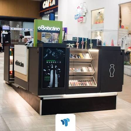 Quiosque de cosméticos em corredor de shopping