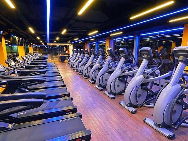 Área de aparelhos cardiovasculares em academia
