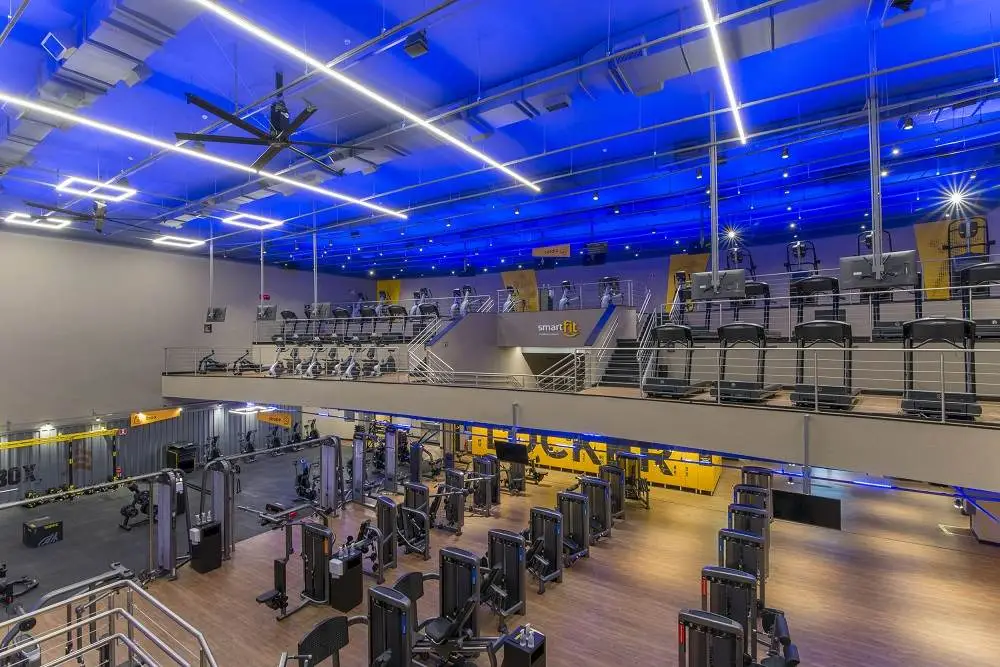 Área de musculação com equipamentos de treino de força