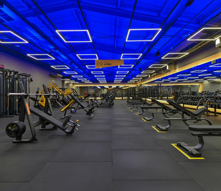 Interior de uma academia SmartFit com equipamentos de musculação