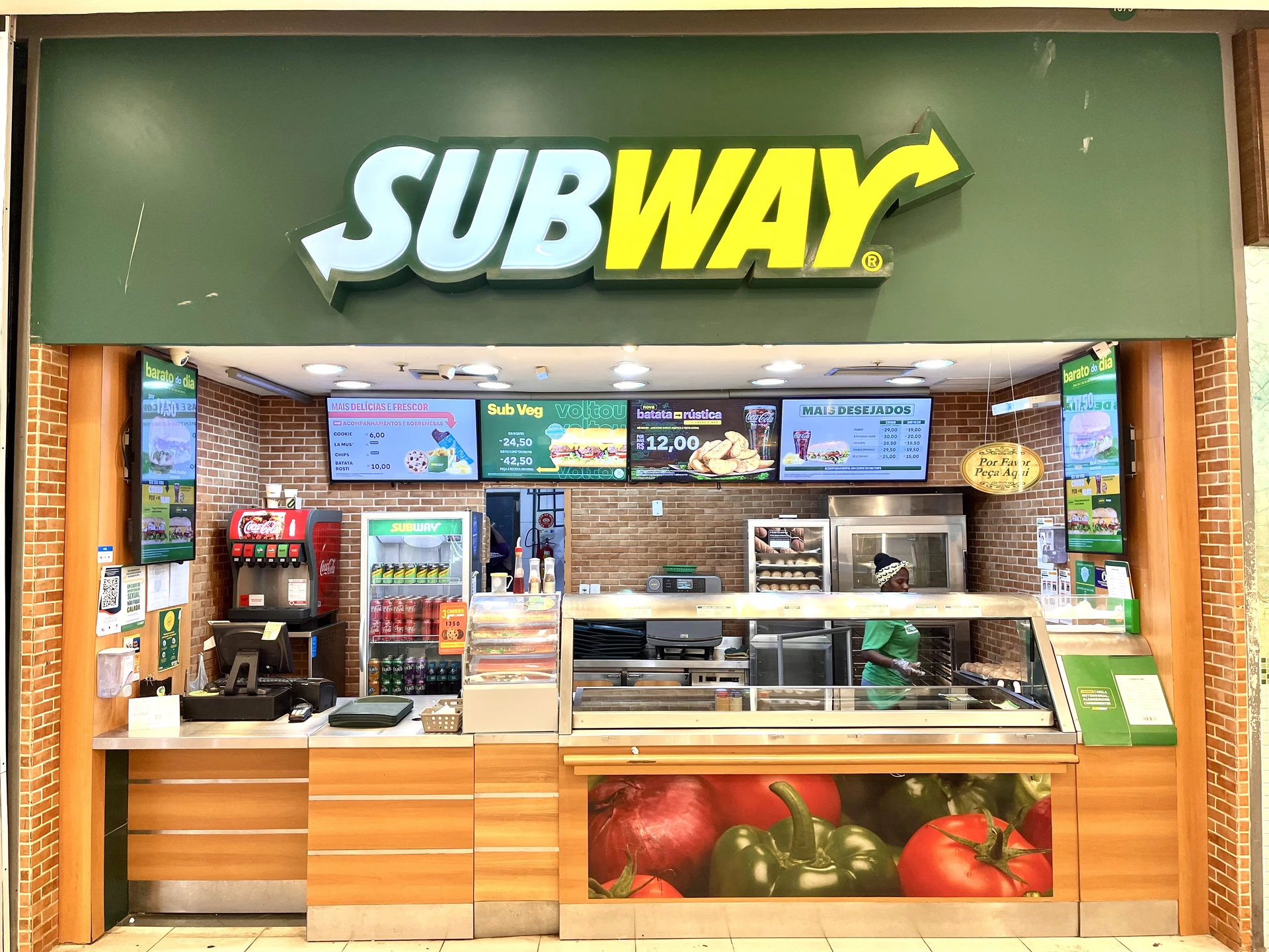 Fachada de uma loja Subway em rua ou shopping