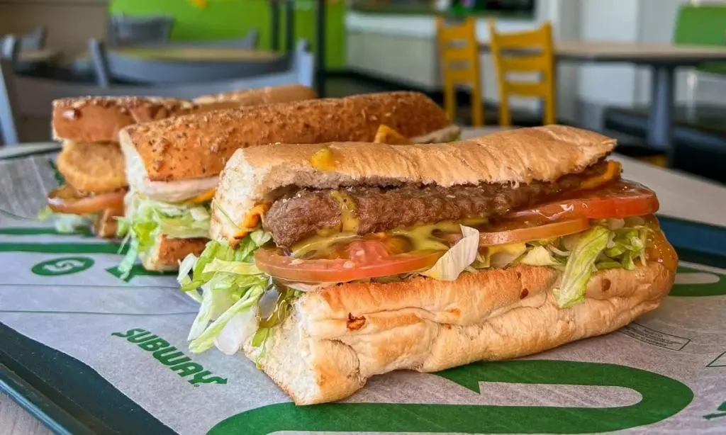 Balcão de preparo de sanduíches em uma unidade Subway