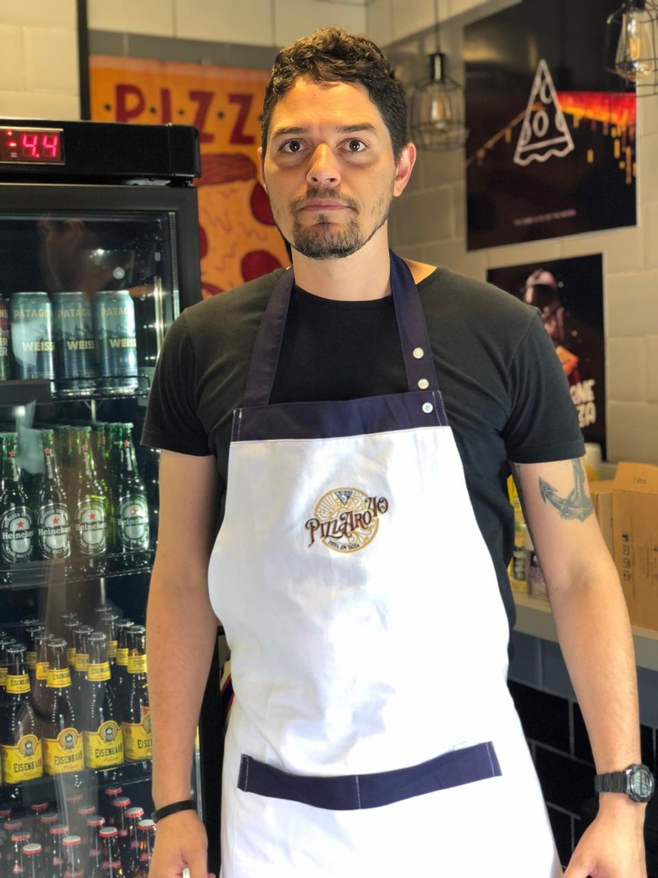 Douglas Bálico na operação da pizzaria